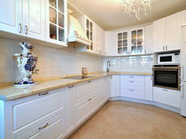 Uglovaya kuhnya nestandartnoj formy