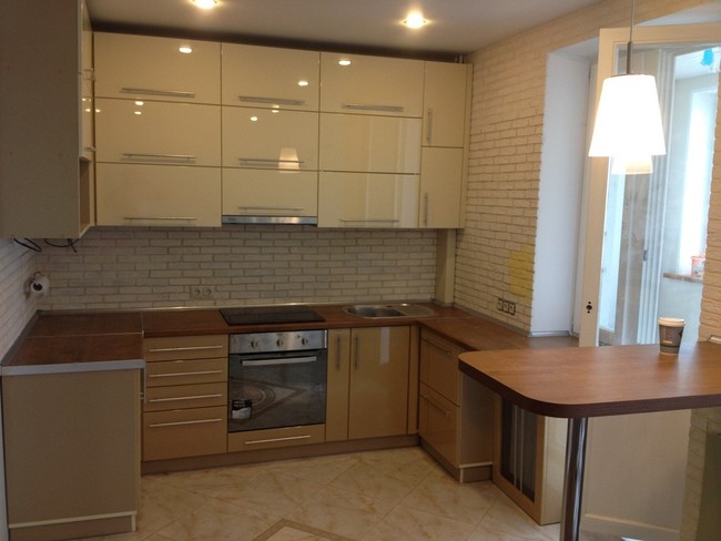 Bezhevaya kuhnya v dvuh ottenkah