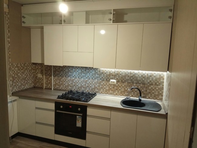 Belaya kompaktnaya kuhnya