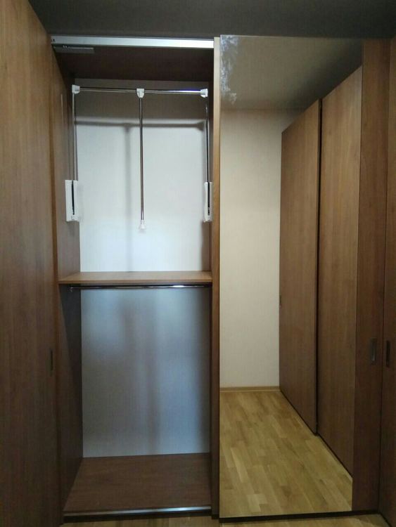 Korichnevyj shkaf kupe