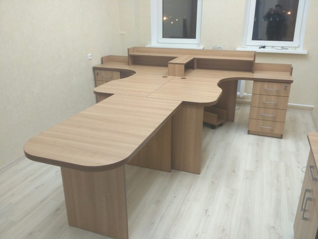 Stoly uglovye s pristavkoj