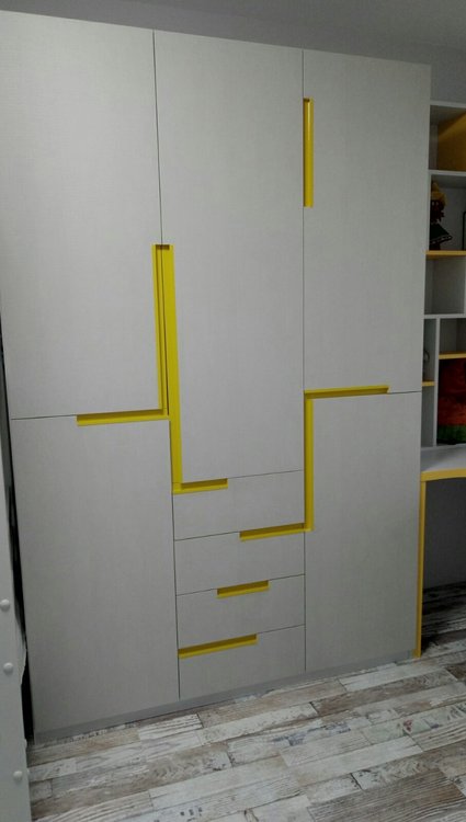 Shkaf s vreznym profilem v detskuyu