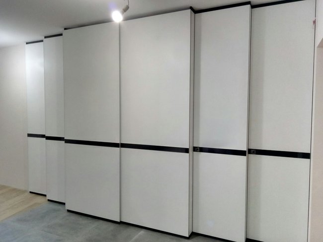 Shkaf s dveryami iz stekla