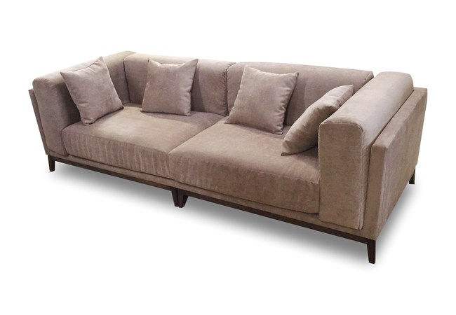 Pryamoi divan v bezhevom tsvete