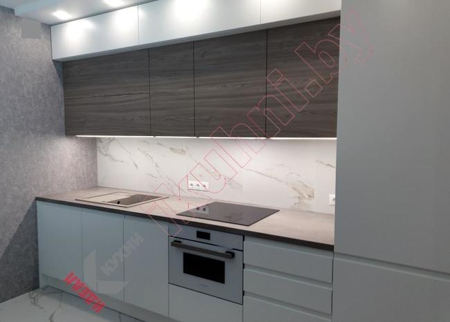 Pryamaya kuhnya s antresolyami pod potolok 04 3