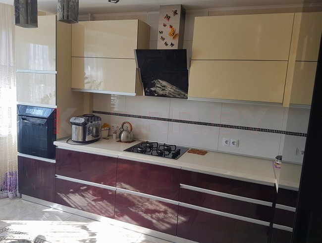 Bezhevo bordovaya kuhnya 2