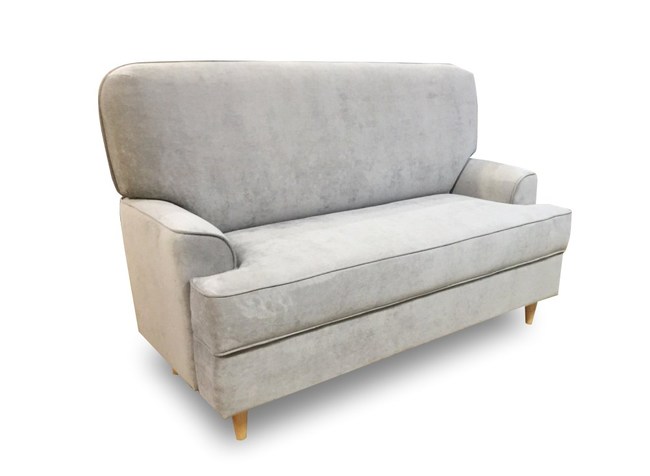 Malogabaritnyi divan v svetloi obivke