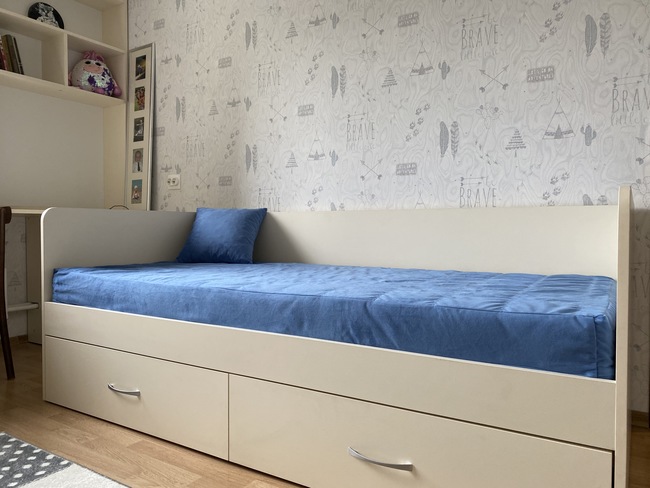 Krovat s yaschikami