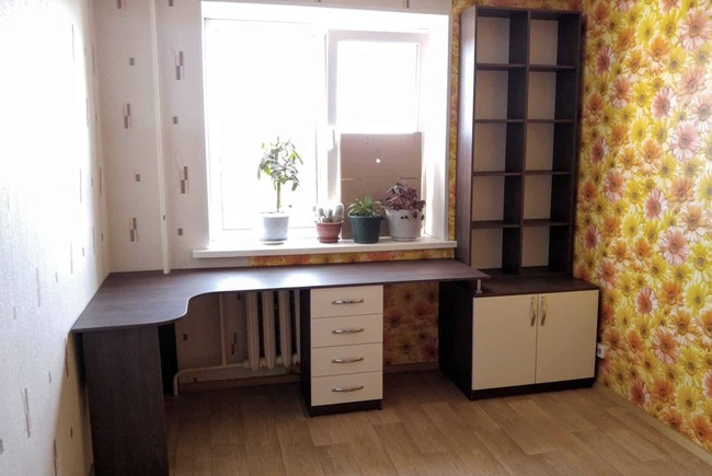 Uglovoj pismennyj stol dlja dvoih