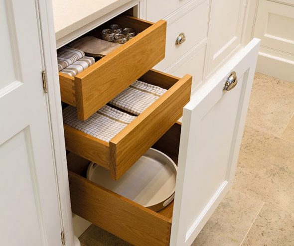 Derevyannye vydvizhnye yashchiki vstroennye v kuhnyu 590x494