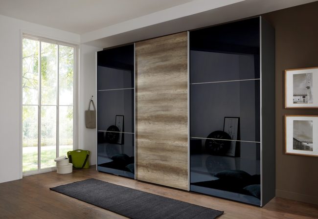 Shkaf kupe s chernymi dveryami iz stekla